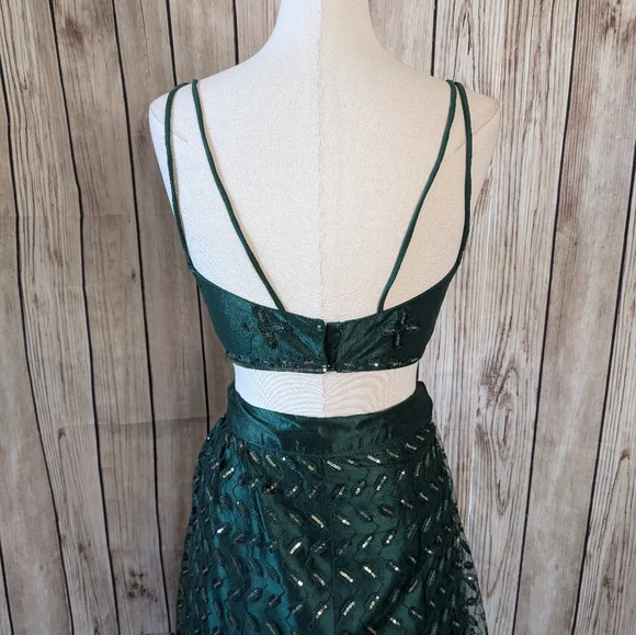 Elegant Emerald Green Lehenga Choli Set - Picture 7 of 14